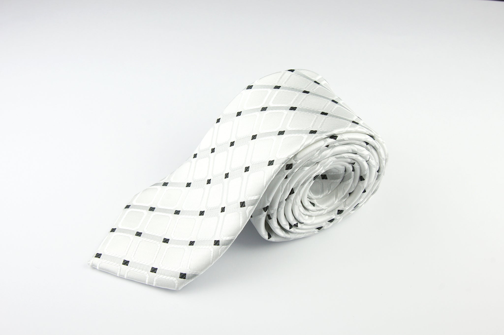 Cravată din Matase Naturala Alba cu Picatele Negre – Eleganta si Versatila