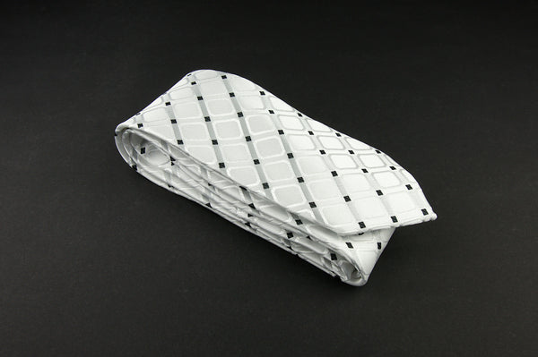 Cravată din Matase Naturala Alba cu Picatele Negre – Eleganta si Versatila